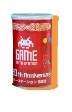 赤色の缶に「GAME TAITO STATION 20th Anniversary」と書かれたデザインが施されている記念缶。